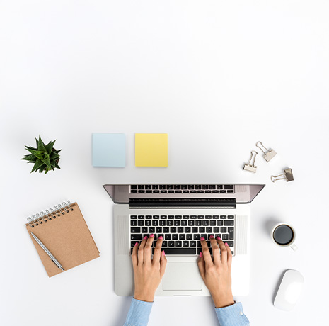 Personne entrain de taper sur leur clavier d'ordinateur portable